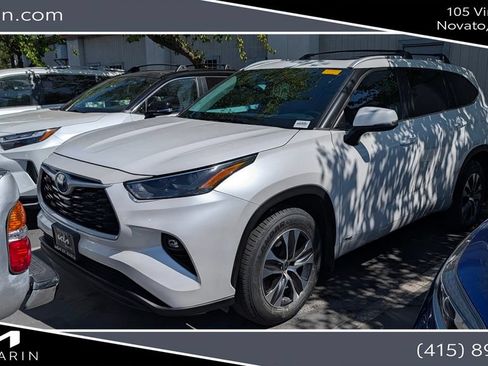 Used 2023 Toyota Highlander XLE AWD/4WD image 1
