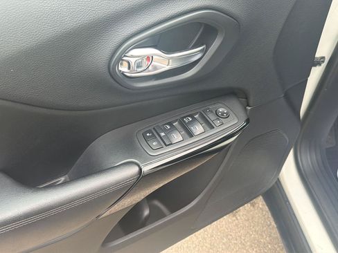 Used 2019 Jeep Cherokee Latitude Plus AWD/4WD image 12