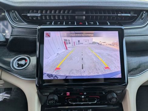 Used 2024 Jeep Grand Cherokee Limited image 19