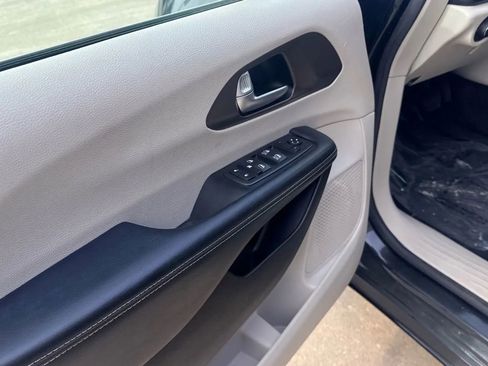 Used 2020 Chrysler Voyager Lxi image 9