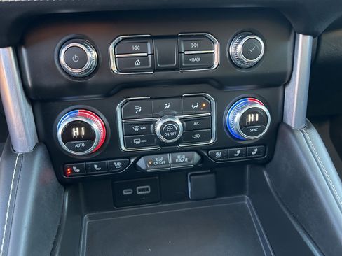 Used 2024 GMC Yukon XL SLT w/ SLT Premium Package image 19