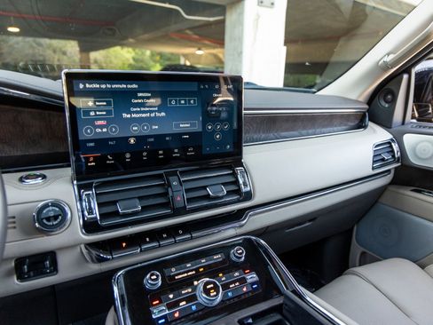 Used 2023 Lincoln Navigator Reserve image 34