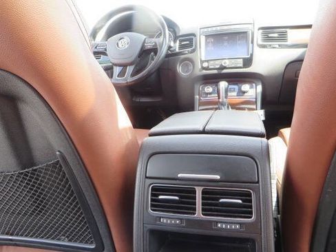 Used 2016 Volkswagen Touareg Sport image 35
