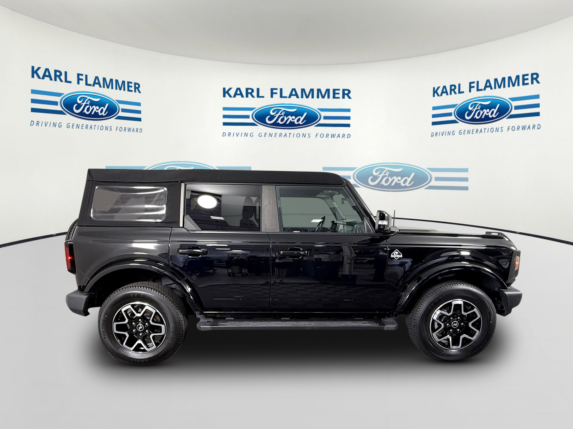 Used 2023 Ford Bronco Outer Banks AWD/4WD image 2
