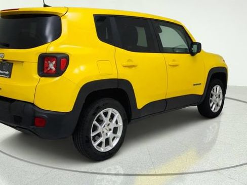 Used 2023 Jeep Renegade Latitude AWD/4WD image 5