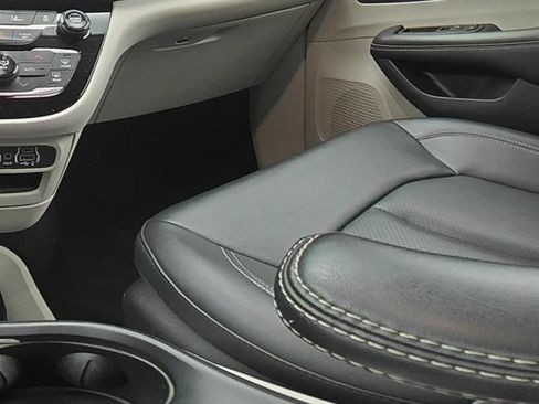 Used 2024 Chrysler Pacifica Touring-L FWD image 28