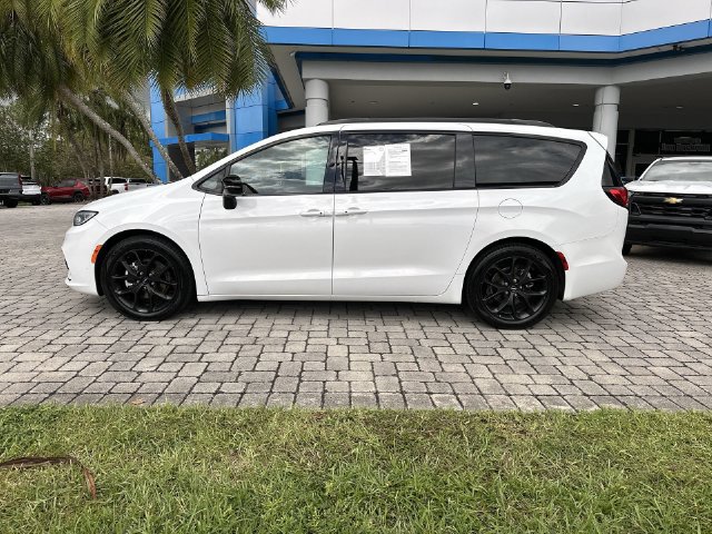 Used 2025 Chrysler Pacifica Limited FWD image 32
