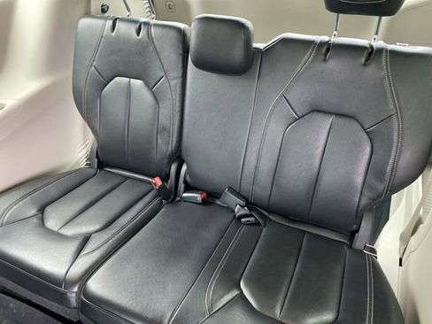 Used 2022 Chrysler Pacifica Touring-L image 16