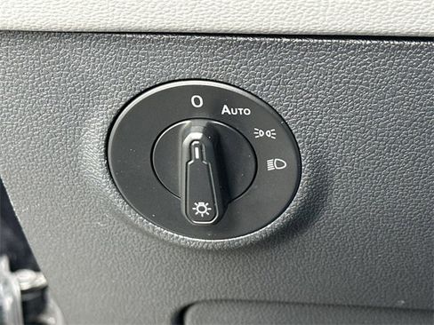 Used 2024 Volkswagen Taos SE image 33