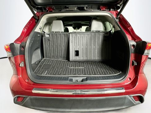 Used 2023 Toyota Highlander XLE FWD image 32