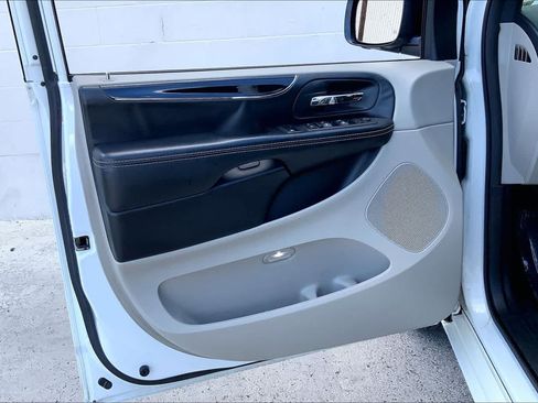 Used 2019 Dodge Grand Caravan SXT FWD image 27