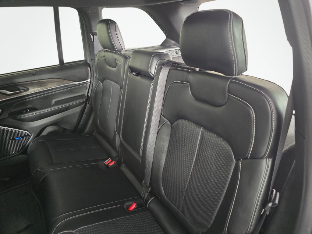 Used 2022 Jeep Grand Cherokee Overland w/ Luxury Tech Group IV AWD/4WD image 30