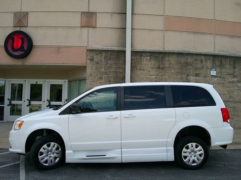 Used 2018 Dodge Grand Caravan SE FWD image 9