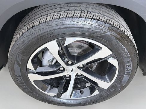 Used 2025 Chevrolet Trax RS FWD image 17
