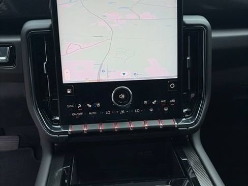 Used 2025 GMC Yukon AT4 AWD/4WD image 7