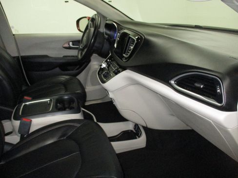 Used 2017 Chrysler Pacifica Touring-L Plus FWD image 9