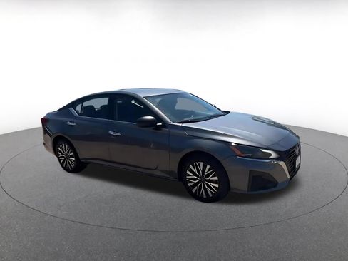 Used 2025 Nissan Altima 2.5 SV FWD image 2