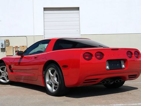 Used 2004 Chevrolet Corvette Coupe w/ Preferred Equipment Group RWD image 21