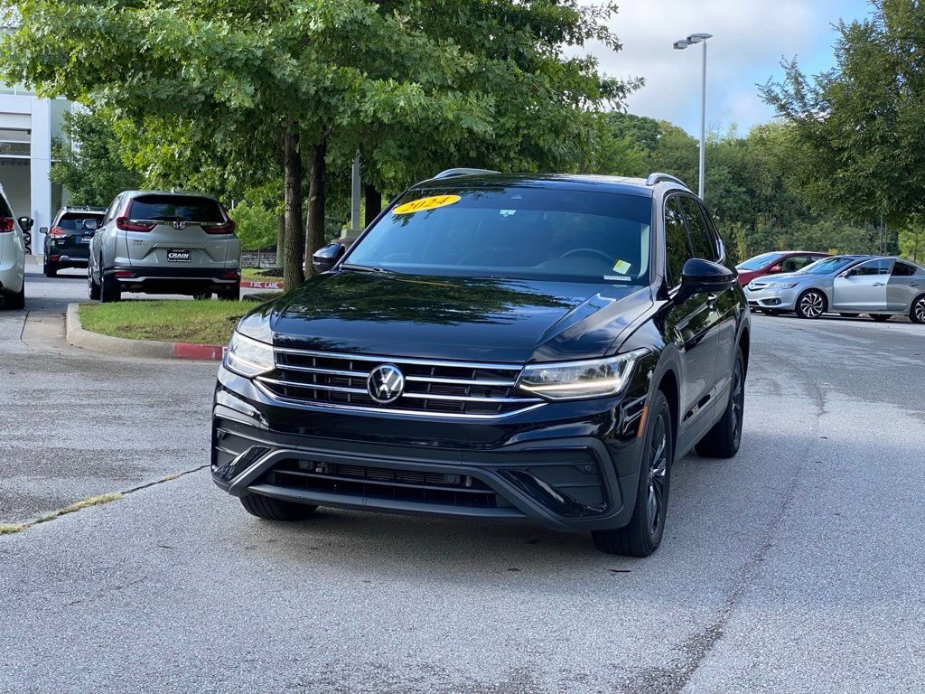 Used 2024 Volkswagen Tiguan SE w/ Panoramic Sunroof Package FWD image 3