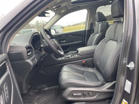 Used 2025 Honda Pilot Touring image 9