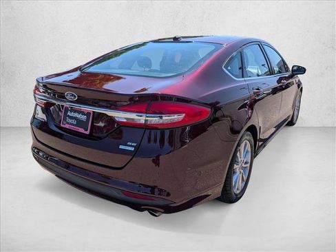 Used 2017 Ford Fusion SE w/ Fusion SE Technology Package FWD image 5