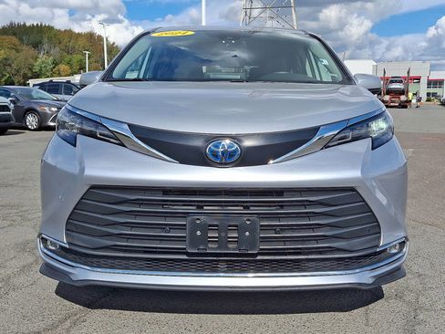 Used 2024 Toyota Sienna XLE image 30