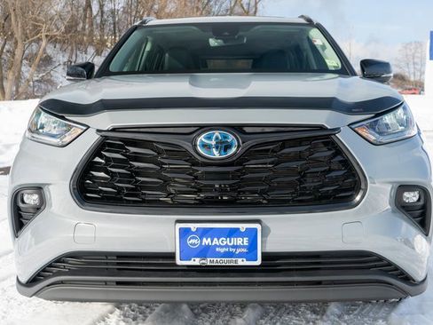 Used 2024 Toyota Highlander XLE image 3