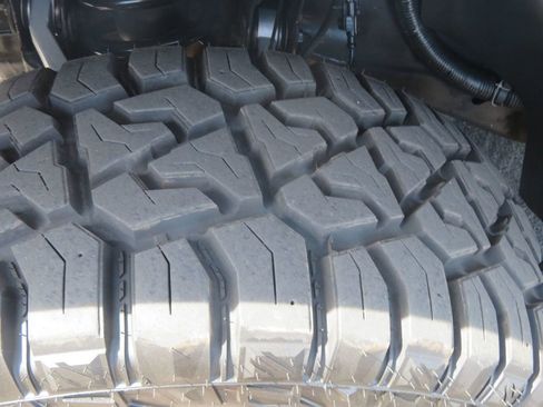 Used 2013 Chevrolet Avalanche LTZ image 16