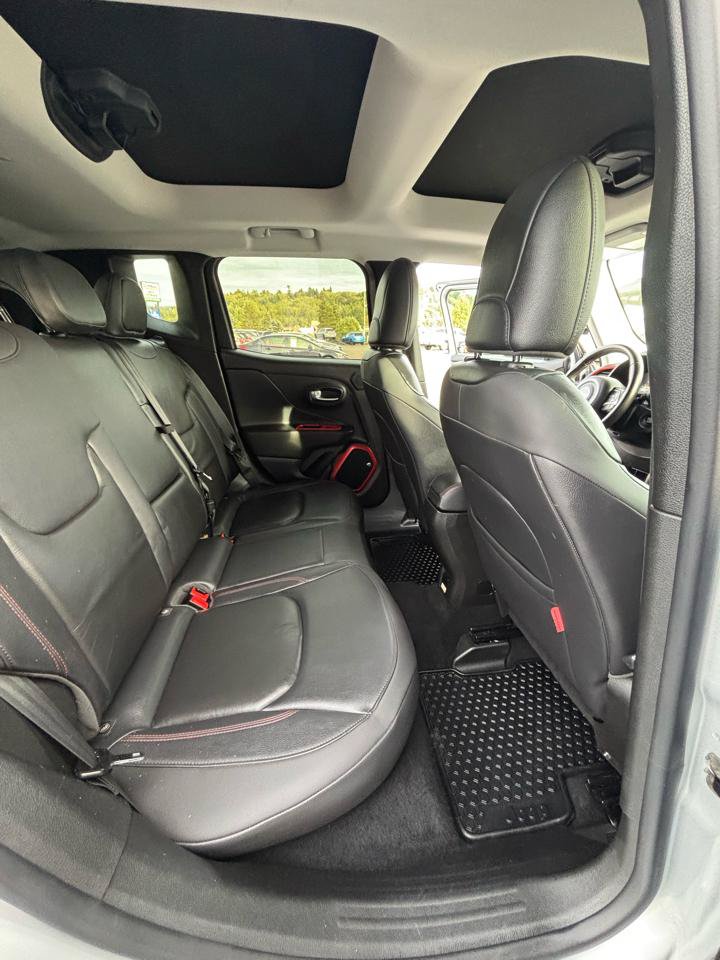 Used 2016 Jeep Renegade Trailhawk w/ Premium Trailhawk Package AWD/4WD image 33