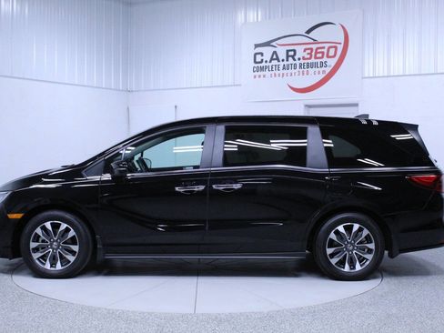 Used 2024 Honda Odyssey EX-L image 3