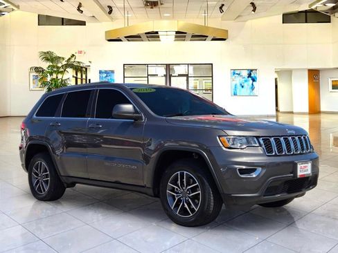 Used 2019 Jeep Grand Cherokee Laredo w/ 18" Wheel & 8.4" Radio Group RWD image 3