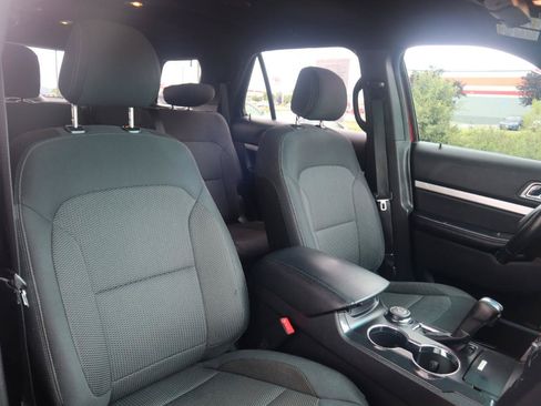 Used 2017 Ford Explorer XLT w/ Equipment Group 201A AWD/4WD image 39