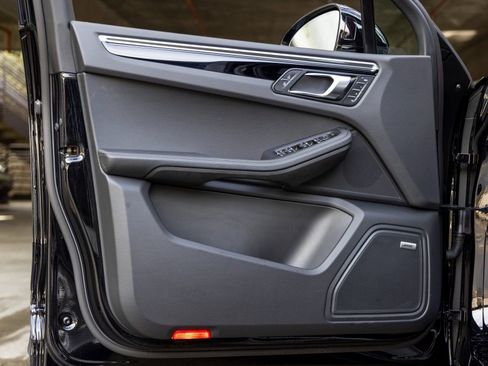 Certified 2025 Porsche Macan AWD/4WD image 23