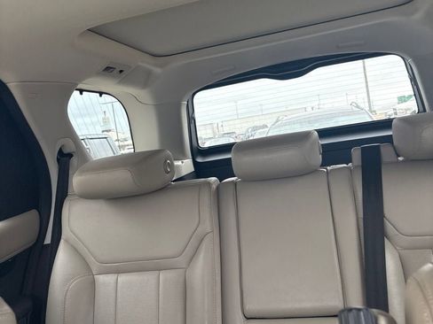 Used 2019 Land Rover Discovery SE AWD/4WD image 17