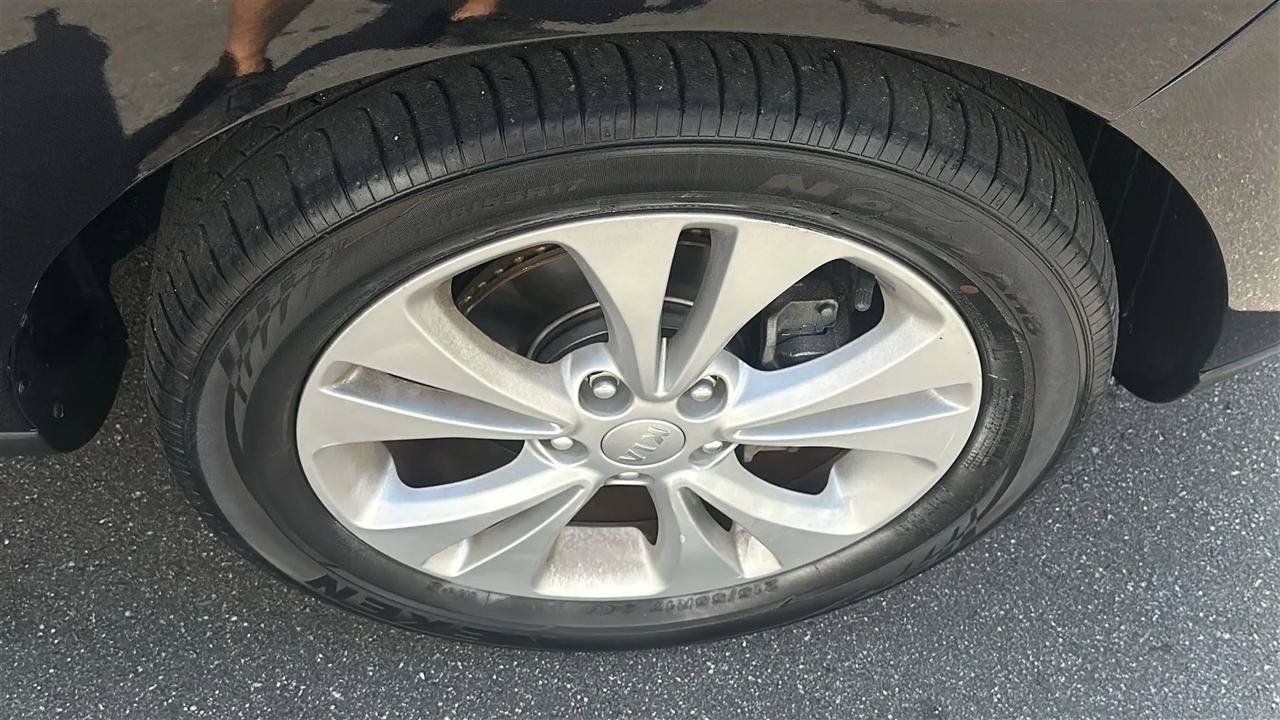 Used 2016 Kia Soul + FWD image 18