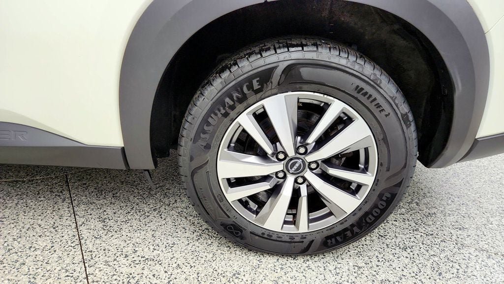 Used 2023 Nissan Pathfinder SL AWD/4WD image 9