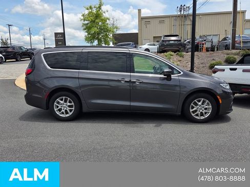 Used 2022 Chrysler Pacifica Touring-L FWD image 16