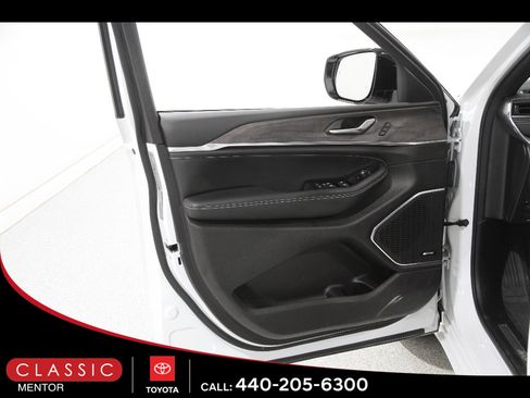 Used 2023 Jeep Grand Cherokee L Overland AWD/4WD image 4