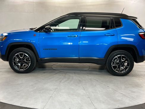 Used 2025 Jeep Compass Trailhawk AWD/4WD image 2