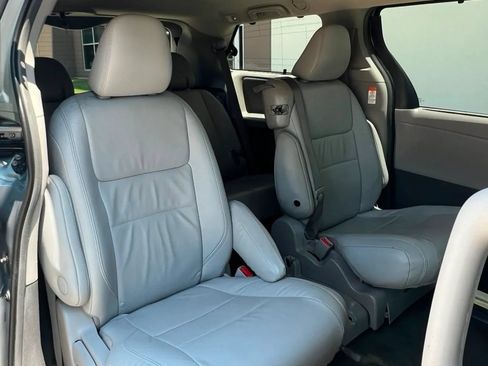 Used 2015 Toyota Sienna XLE w/ XLE Navigation Package FWD image 40