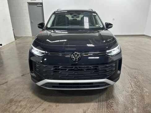 New 2025 Volkswagen Tiguan SE image 8
