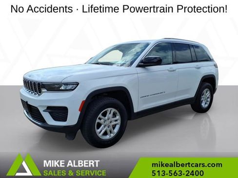 Used 2023 Jeep Grand Cherokee Laredo AWD/4WD image 3
