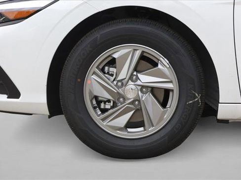 New 2026 Hyundai Elantra SE FWD image 9
