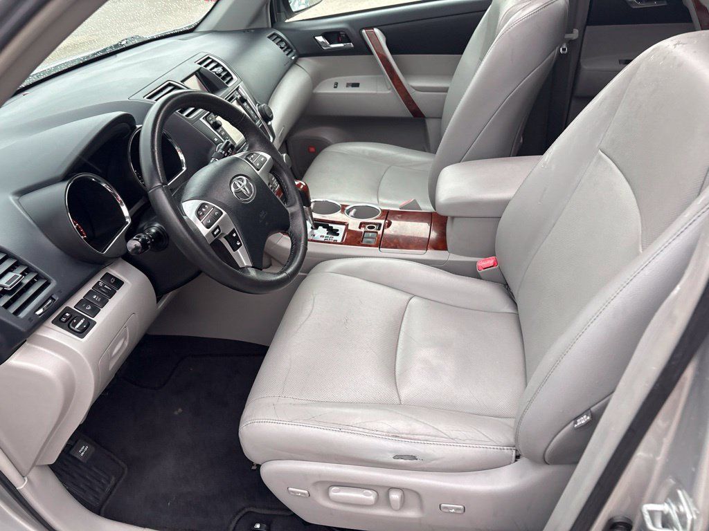 Used 2013 Toyota Highlander Limited FWD image 17