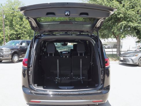 New 2025 Chrysler Pacifica Select w/ Uconnect Theater Family Group image 9