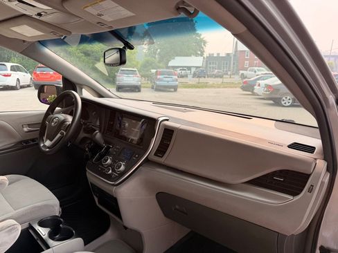 Used 2017 Toyota Sienna LE AWD/4WD image 17