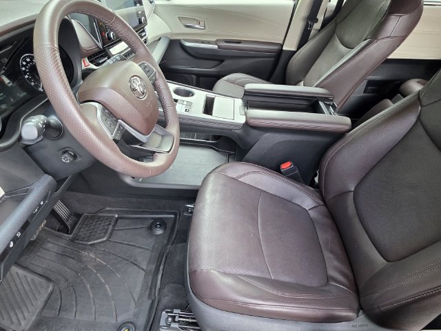 Used 2024 Toyota Sienna Platinum AWD/4WD image 6