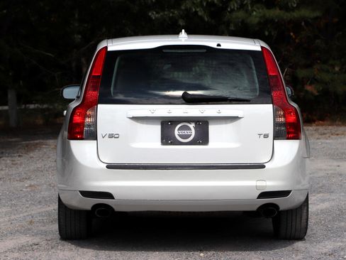 Used 2011 Volvo V50 T5 image 4