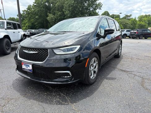 Used 2024 Chrysler Pacifica Limited FWD image 2