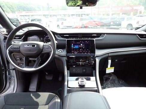 New 2025 Jeep Grand Cherokee Altitude image 14